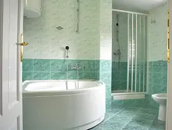 ПВХ плиткалары бар ванна бөлмесін жөндеу фотосуреті
