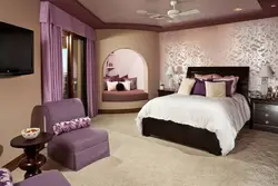 Спалучэнне бэзавага колеру з іншымі кветкамі ў інтэр'еры спальні