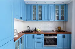 Дизайн кухни с синими фасадами