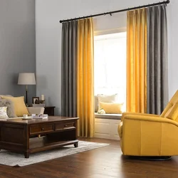 Желтые шторы в интерьере гостиной к серым