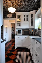 Черно белый потолок в интерьере кухни