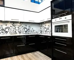 Фота чорнай кухні верх белы