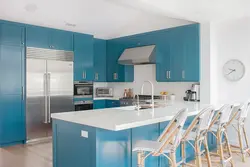 Кухня голубая с коричневым фото