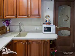 Квадратная мыйка ў куце кухні фота