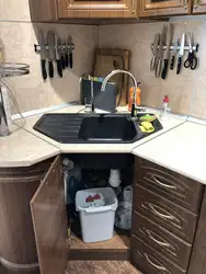 Квадратная мойка в углу кухни фото