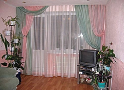 Tulle design for the living room with a balcony door