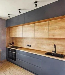 Дизайн кухни серого цвета с деревянной столешницей