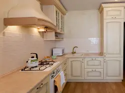 Дызайн класічнай кухні без верхніх шаф