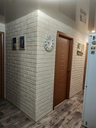 Koridordakı dekorativ kərpic fotoşəkili