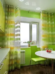 Зялёныя шпалеры і шторы на кухні фота