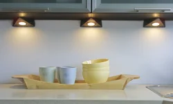 Свяцільні на кухню над стальніцай фота