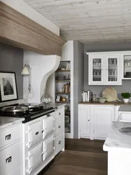Интерьер деревянной кухни в белом цвете