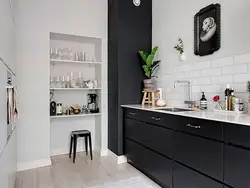 Дызайн чорнай кухні без верхніх шаф