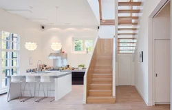 Интерьер кухни с лестницей