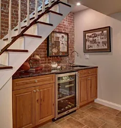 Интерьер кухни с лестницей