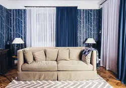 Шторы к голубому дивану в интерьере гостиной