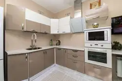 Фото кухни с бежевыми шкафами