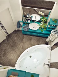 Шағын ванна бөлмесінде бұрыштық ванна мен раковина бар ваннаның дизайны