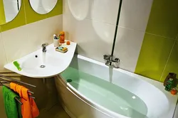 Дызайн ванны з кутняй ваннай і ракавінай у маленькай ваннай