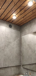 Потолок в ванной рейками фото