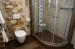 Quraşdırılmış duş fotoşəkili olan vannalar