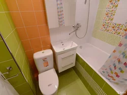 Evdə tualetlə birləşdirilmiş vanna otağının dizaynı fotoşəkil