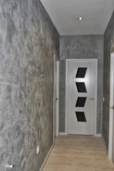 Dekorativ gipsdən hazırlanmış koridor, çiçəklərin fotoşəkili