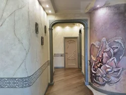 Dekorativ Gipsdən Hazırlanmış Koridor, Çiçəklərin Fotoşəkili