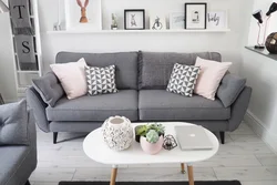 Светло серый диван в интерьере гостиной фото
