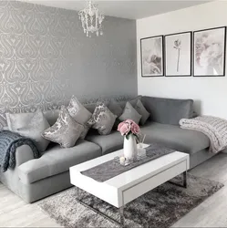 Светло серый диван в интерьере гостиной фото
