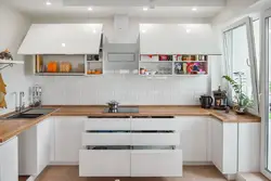 Кухня белага колеру з драўлянай стальніцай фота