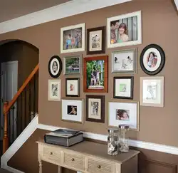 Как оформить стену в гостиной фотографиями