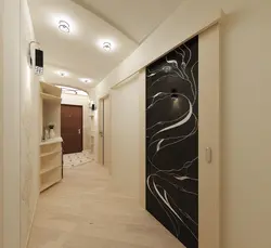 Koridorda divar kağızı fotoşəkil mənzil dizayn fotoşəkilində