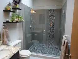 Дизайн ванной с душем на стене