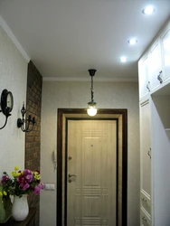 Koridorda müasir lampalar foto
