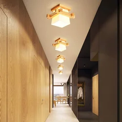 Koridordagi zamonaviy lampalar fotosurati