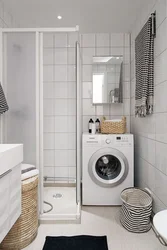 Интерьер ванной с туалетом и стиральной машиной маленькой