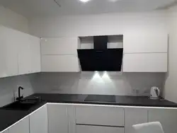 Кухня белая глянцавая з чорнай стальніцай фота