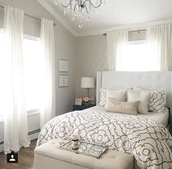 Дызайн маленькай спальні з двума вокнамі