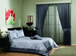 Серые занавески в интерьере спальни