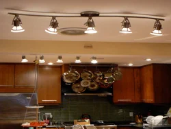 Дызайн потолочных свяцілень на кухню фота