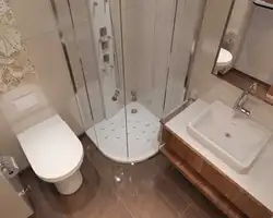 Дизайн светлой ванной комнаты с душевой