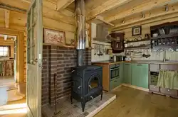 Дизайн кухни с печкой в деревянном