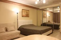 Спальня и диван в одной комнате фото