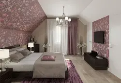 Интерьер спальни в доме со скошенным потолком