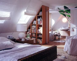 Maili tavanlı bir evdə yataq otağı daxili