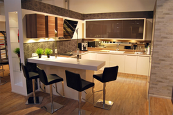 Интерьер кухни с барной стойкой в маленькой кухне дизайн фото