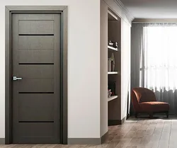 Дизайн гостиной с серыми дверями