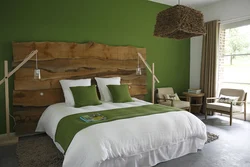Інтэр'ер спальні з зялёнымі і карычневымі кветкамі
