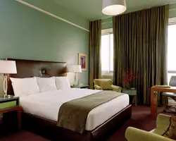 Інтэр'ер спальні з зялёнымі і карычневымі кветкамі